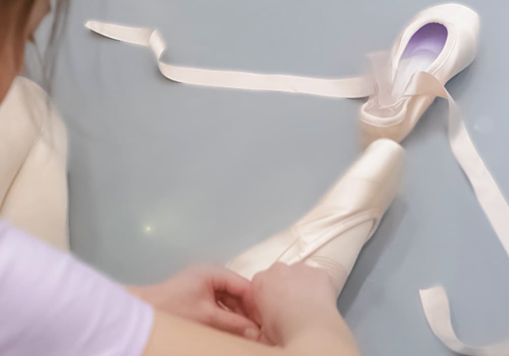 トゥシューズを履くシーン：福本まゆみモダンバレエアート：大阪・服部緑地・豊中